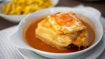 Receta de francesinha, el contundente sándwich bañado en salsa que triunfa en los bares de Oporto y puedes recrear en casa