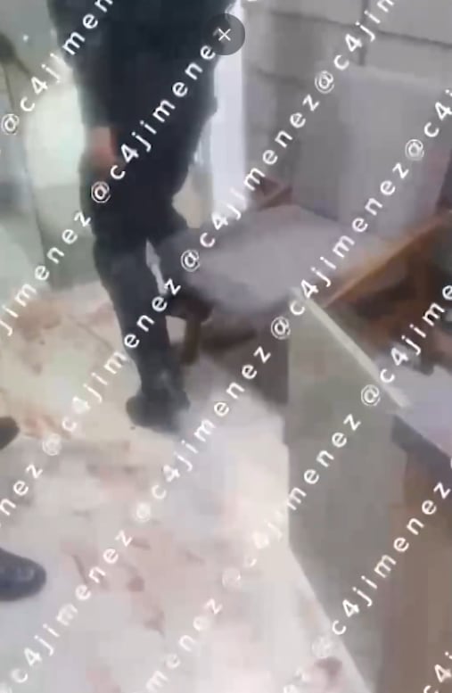 Las autoridades registraron el domicilio, dando con un rastro de huellas de sangre en el piso. (Crédito especial: X/ @c4jimenez)