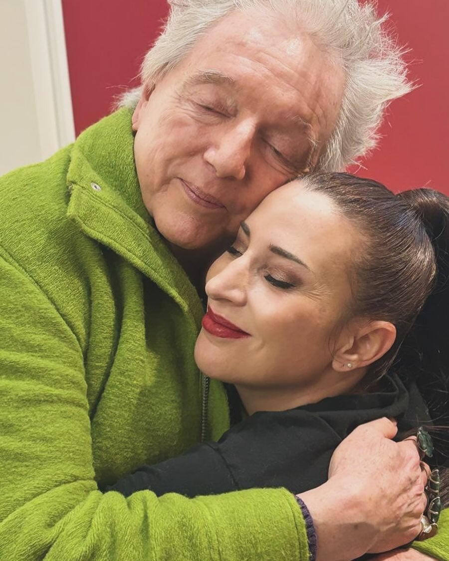 El director teatral Pepe Cibrián y la cantante Alejandra Perlusky se abrazan afectuosamente