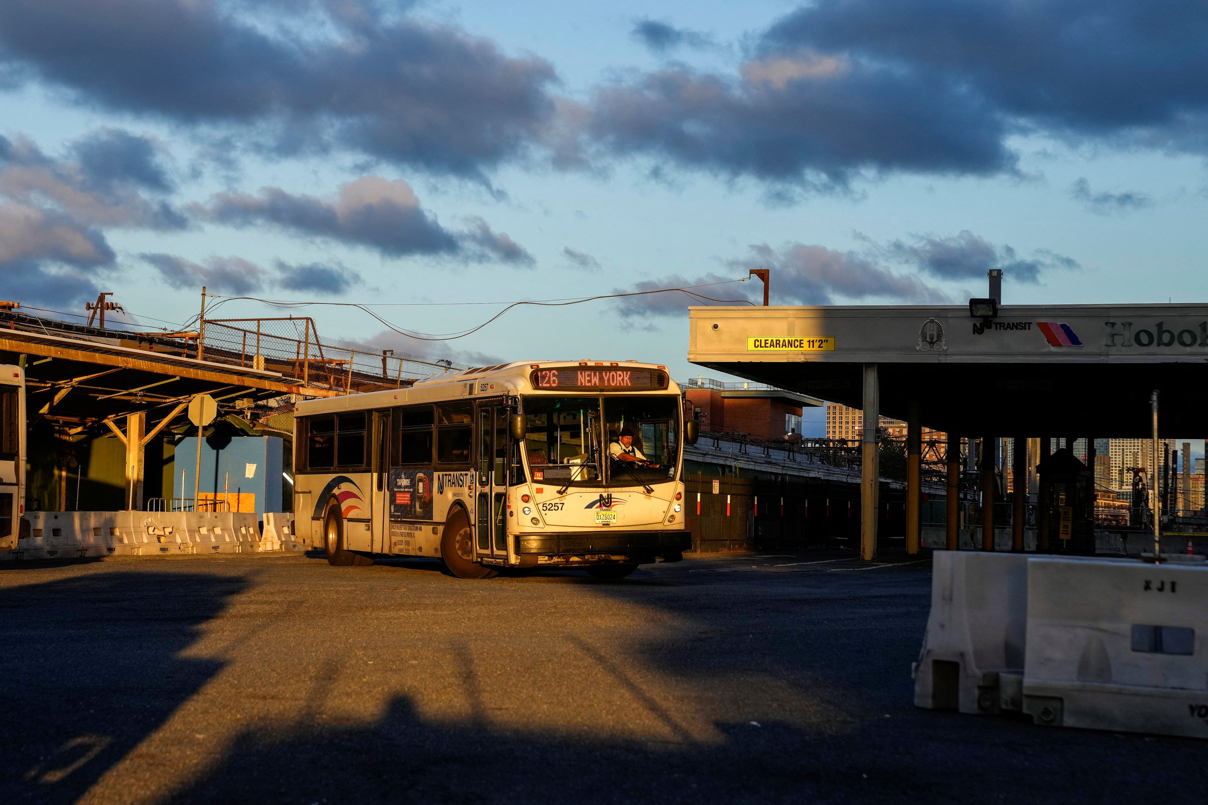 Autobús en una estación del NJ transit (REUTERS/Eduardo Munoz/ARCHIVO)