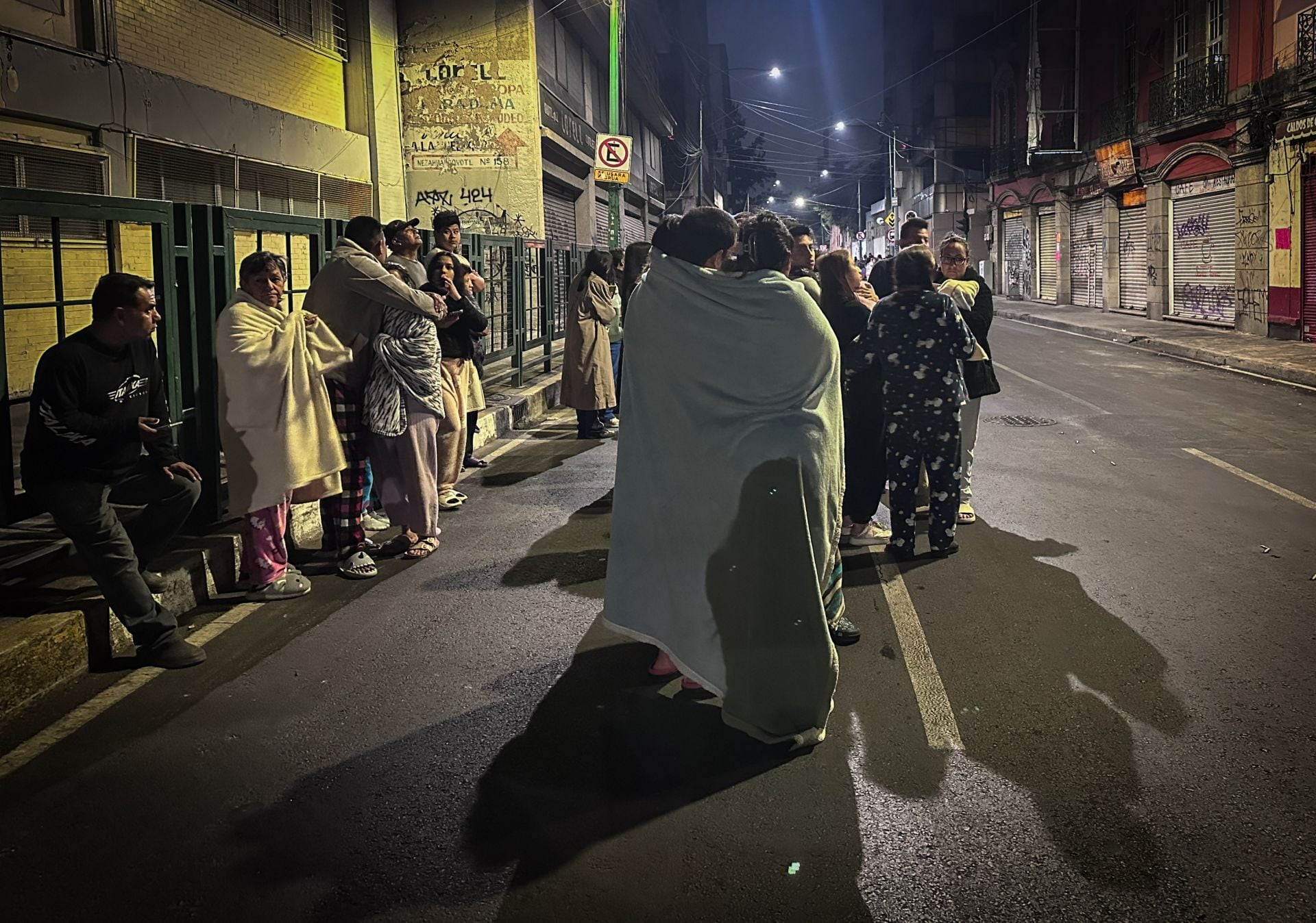 CIUDAD DE MÉXICO, 16ENERO2026.- Está madruga se activó la alerta sísmica en la alcaldía Cuauhtémoc por sismo en Chilpancingo, Guerrero. En la imagen vecinos de la calle izazaga salen a resguardarse.FOTO: ANDREA MURCIA /CUARTOSCURO.COM