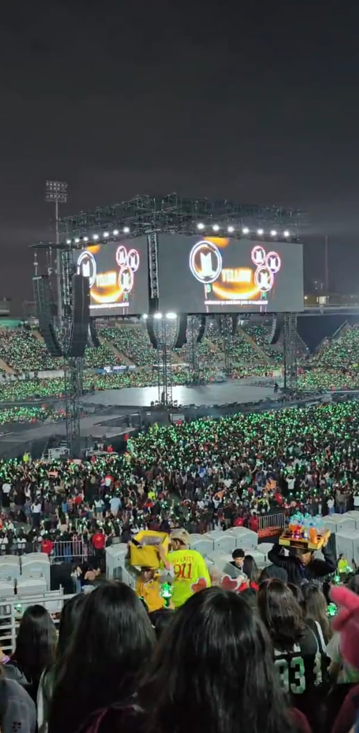 Los asistentes al concierto en el estadio San Marcos de Lima encienden las armybombs antes del inicio de la presentación de BTS.