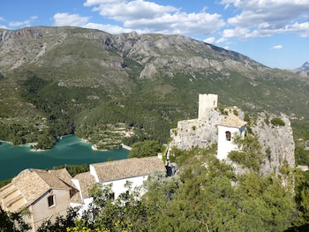 Vista panorámica del embalse, el castillo y el campanario de Guadalest. (Wikimedia)