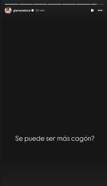 Captura de pantalla de una historia de Instagram con fondo negro y texto blanco que dice "¿Se puede ser más cagón?", de la cuenta @giamaradona