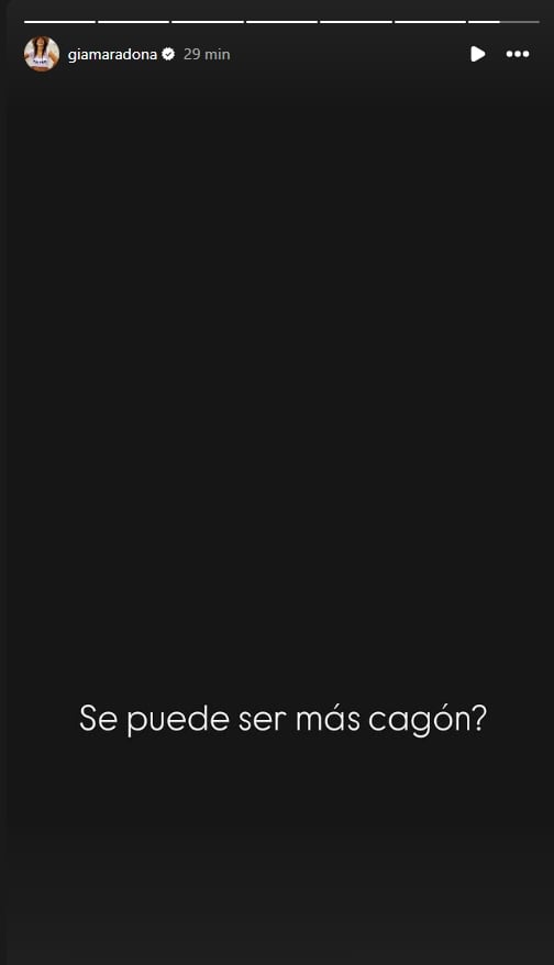 Gianinna Maradona publicó una historia en redes sociales expresando su fuerte descontento tras la suspensión de su testimonio en el juicio por la muerte de su papá