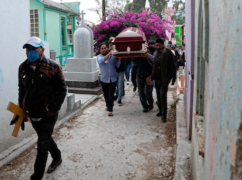 Cortejo fúnebre con escasos acompañantes,