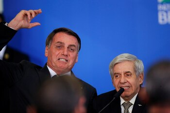 Jair Bolsonaro junto al ministro