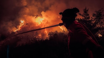 La destrucción de fuego, en imágenes: el incendio de Niebla (Huelva) está estabilizado, pero el de Las Peñas de Riglos (Huesca) sigue descontrolado con mil vecinos desalojados