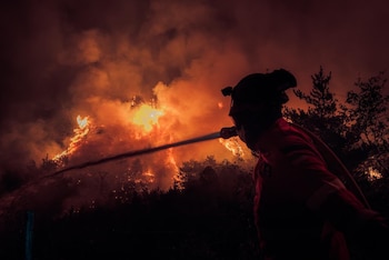 Un miembro de la UME durante la extinción del incendio Las Peñas de Riglos, a 16 de agosto de 2026. (X/@ume)