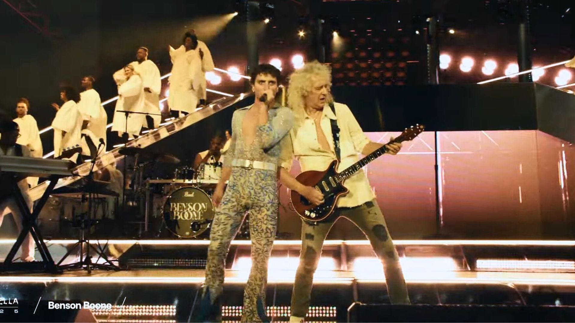 Brian May apareció sorpresivamente desde una plataforma del escenario para interpretar el icónico solo de guitarra de