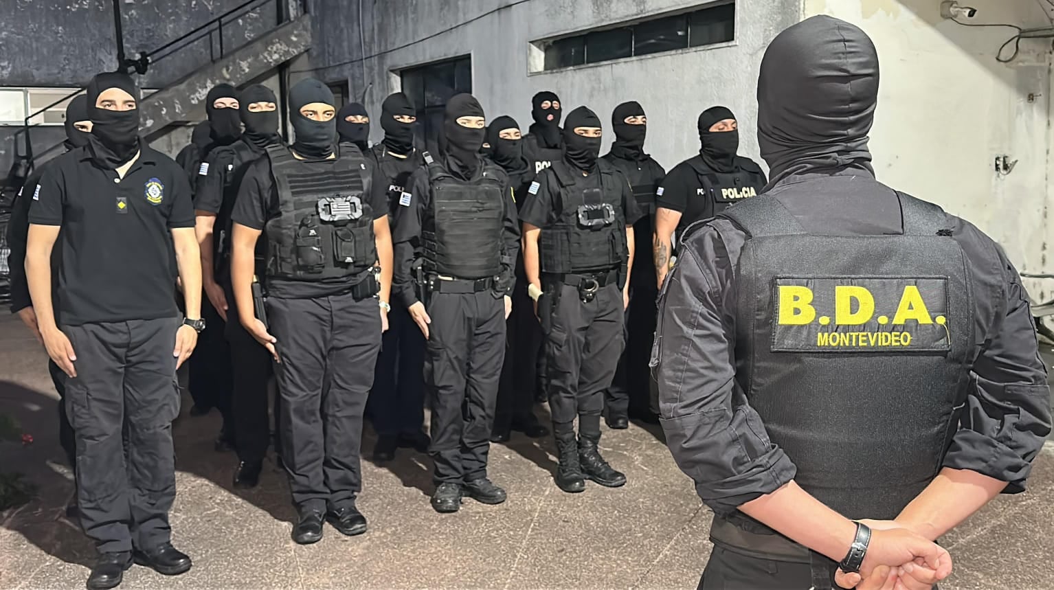 Policías uruguayos antes de iniciar una serie de allanamientos (Ministerio del Interior)
