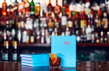 El libo "Detrás de barra",