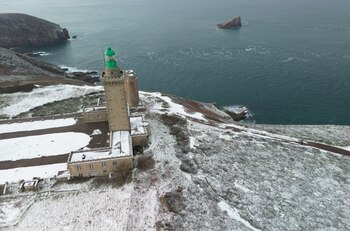 Vista aérea del faro nevado