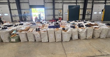 Los oficiales localizaron 1.515 pares de zapatos, entre tenis y sandalias, que eran cargados en un camión en una zona montañosa cercana al río Sapoá. Crédito: Ministerio de Seguridad Pública