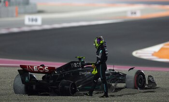 Lewis Hamilton mira su auto