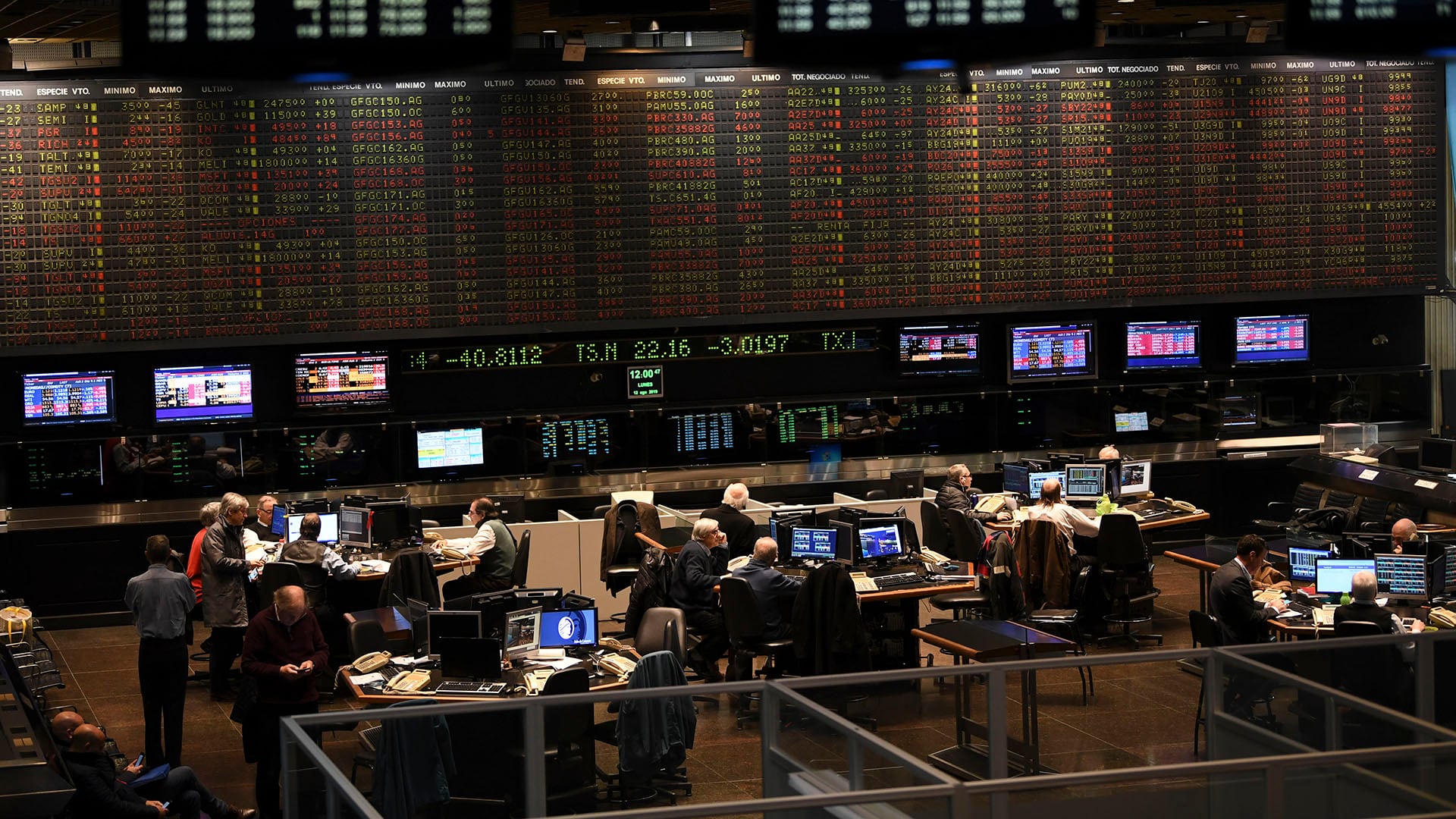 Influenciados por un clima externo negativo, los mercados locales operaron bajistas, pese al repo con bancos por USD 3.000 millones. RONALDO SCHEMIDT / AFP