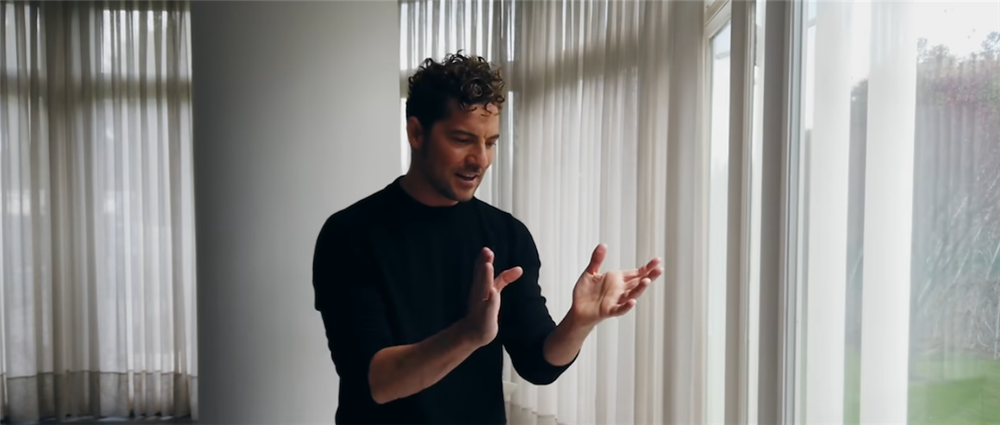 David en su salón (YouTube)