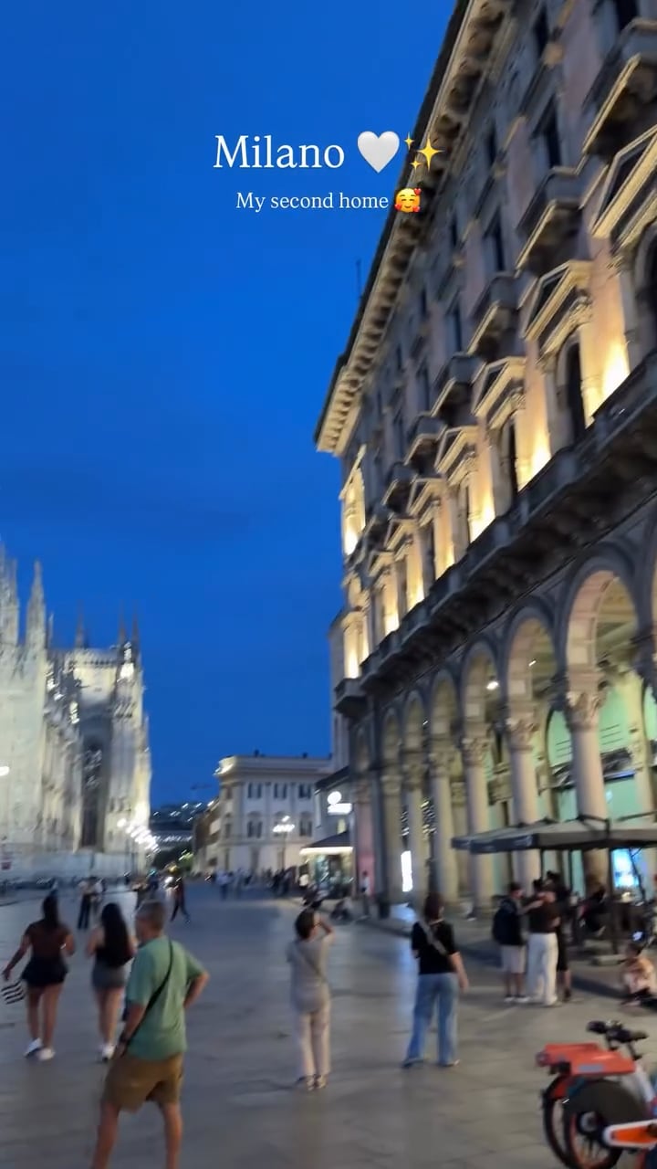 La modelo Daniela Christiansson compartió una vista nocturna de la plaza del Duomo en Milán con un texto que la define como su segundo hogar.