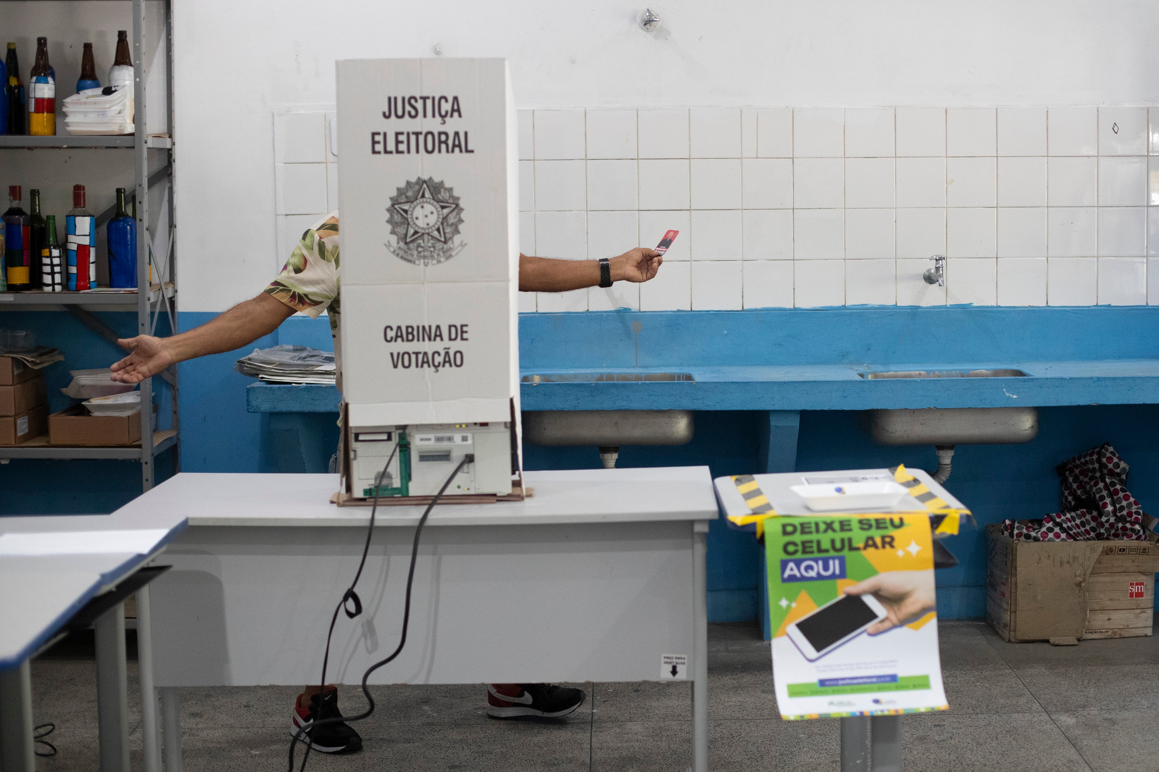 Un hombre vota en las elecciones municipales en la comunidad de Rocinha, en Río de Janeiro, Brasil, el 6 de octubre de 2024. (AP Foto/Bruna Prado)
