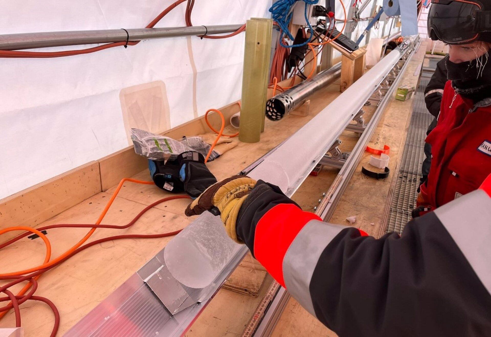 El análisis de los núcleos de hielo se centra en establecer una escala de edad precisa y en reconstruir las temperaturas del pasado (PNRA, IPEV)