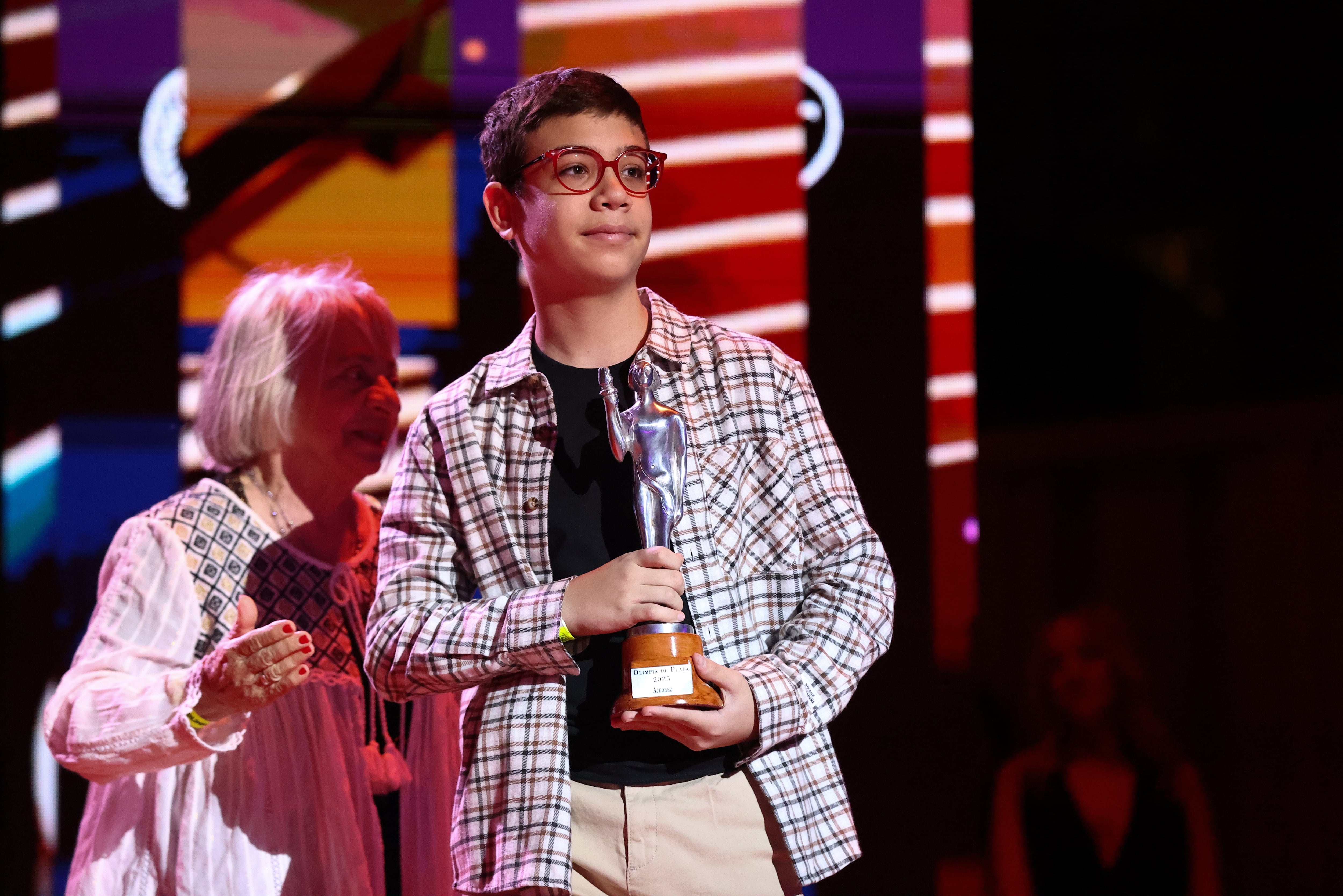 Faustino Oro con el Olimpia de Plata que obtuvo recientemente. Para el niño prodigio la cita de Qatar será su tercera experiencia mundialista