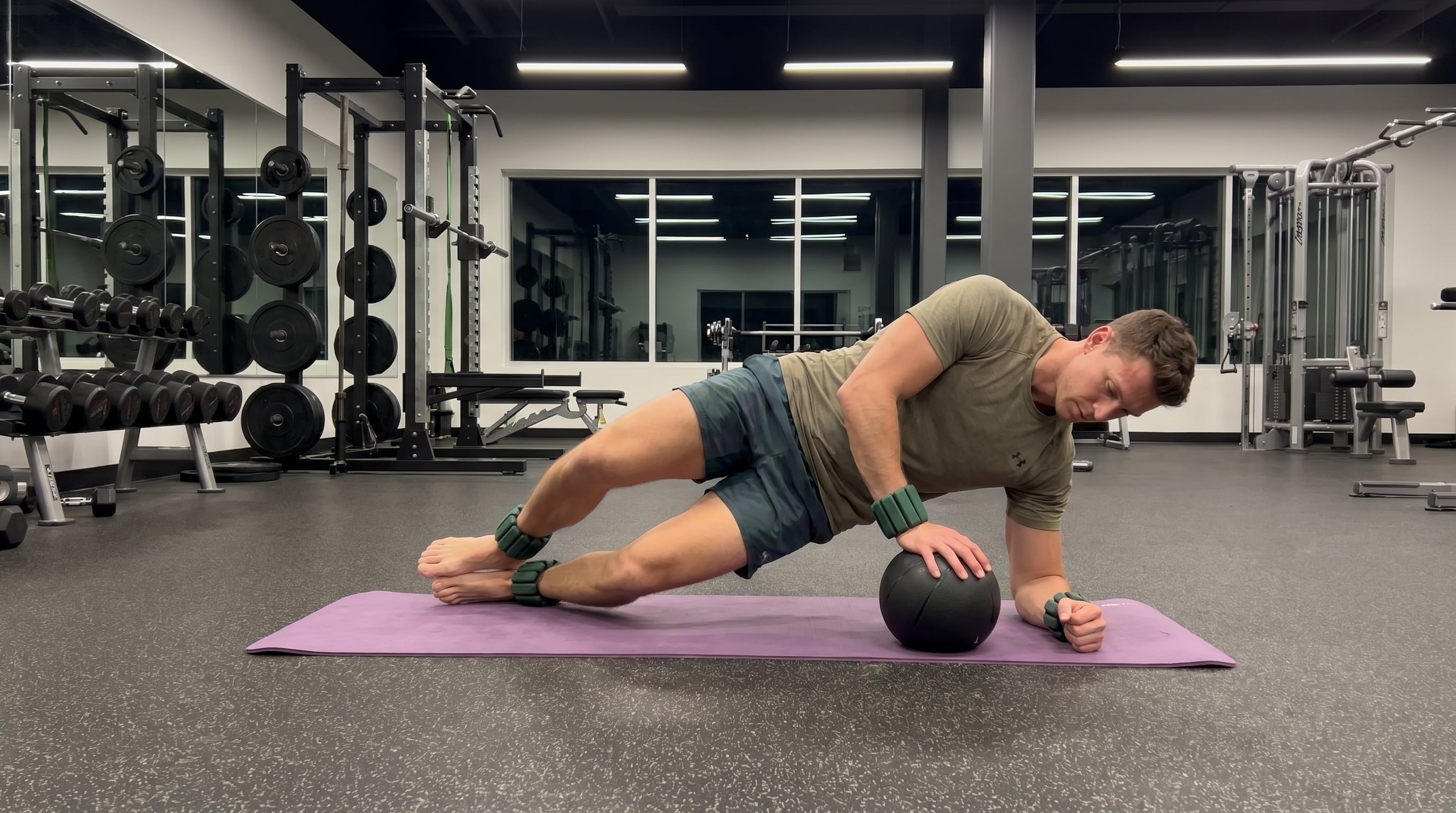 La plancha lateral con pulsaciones sobre la pelota de Pilates fortalece el core y mejora la estabilidad lateral (Imagen Ilustrativa Infobae)