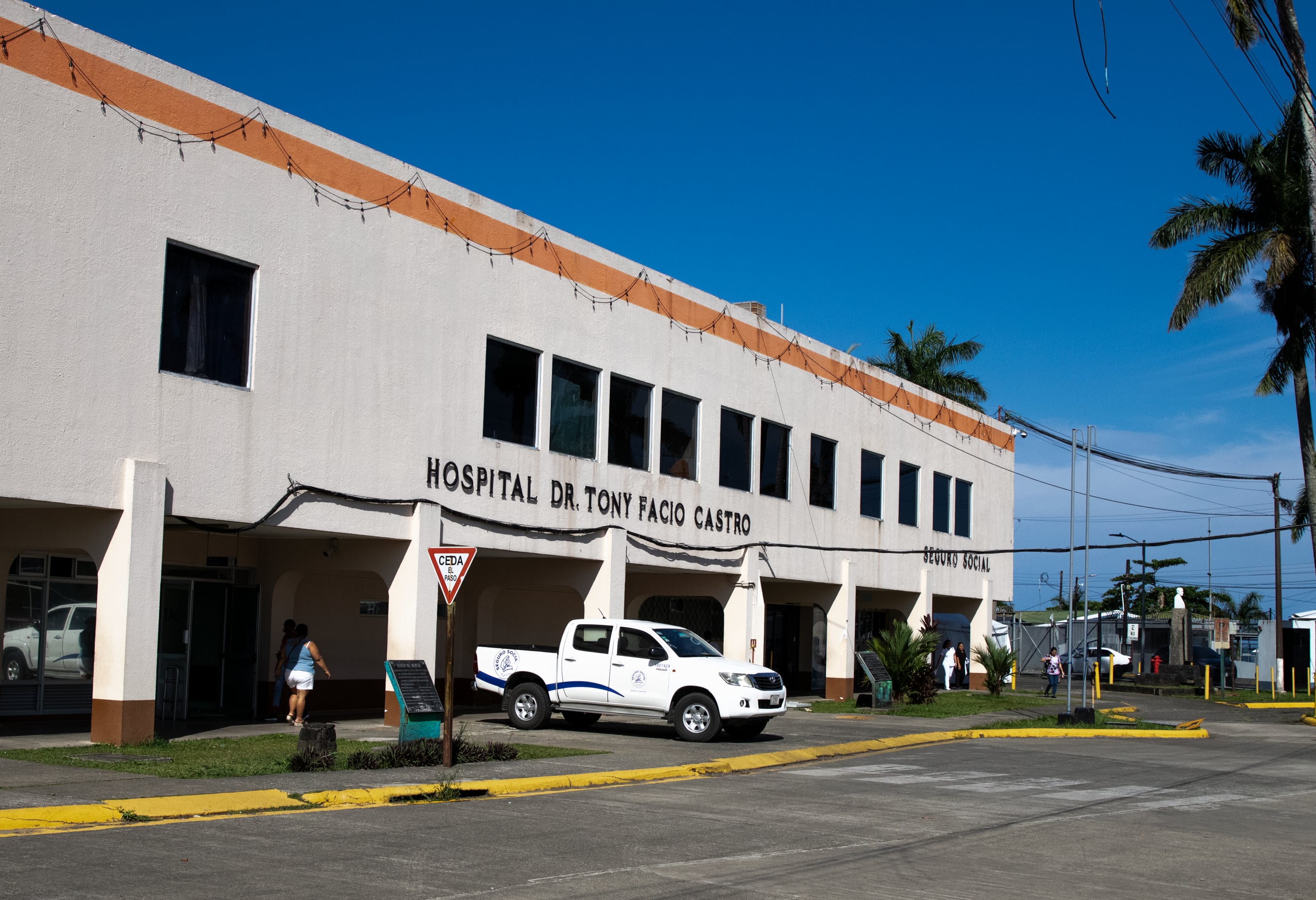 El Hospital Tony Facio Castro registró inundaciones en los servicios de Emergencias y Rayos X, mientras varios ebáis del Caribe suspendieron temporalmente la atención por problemas de acceso. Cortesía: Semanario Universidad