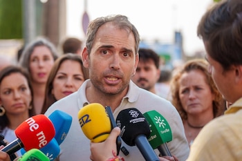 10/08/2026 El coordinador de IU Andalucía, Toni Valero, atiende a los medios en el marco del acto de homenaje al padre de la patria andaluza con motivo del 90 aniversario de su fusilamiento. A 10 de agosto de 2026 en Sevilla (Andalucía, España).
POLITICA
Francisco J. Olmo - Europa Press