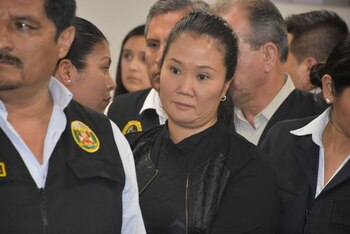 Keiko Fujimori es escoltada por