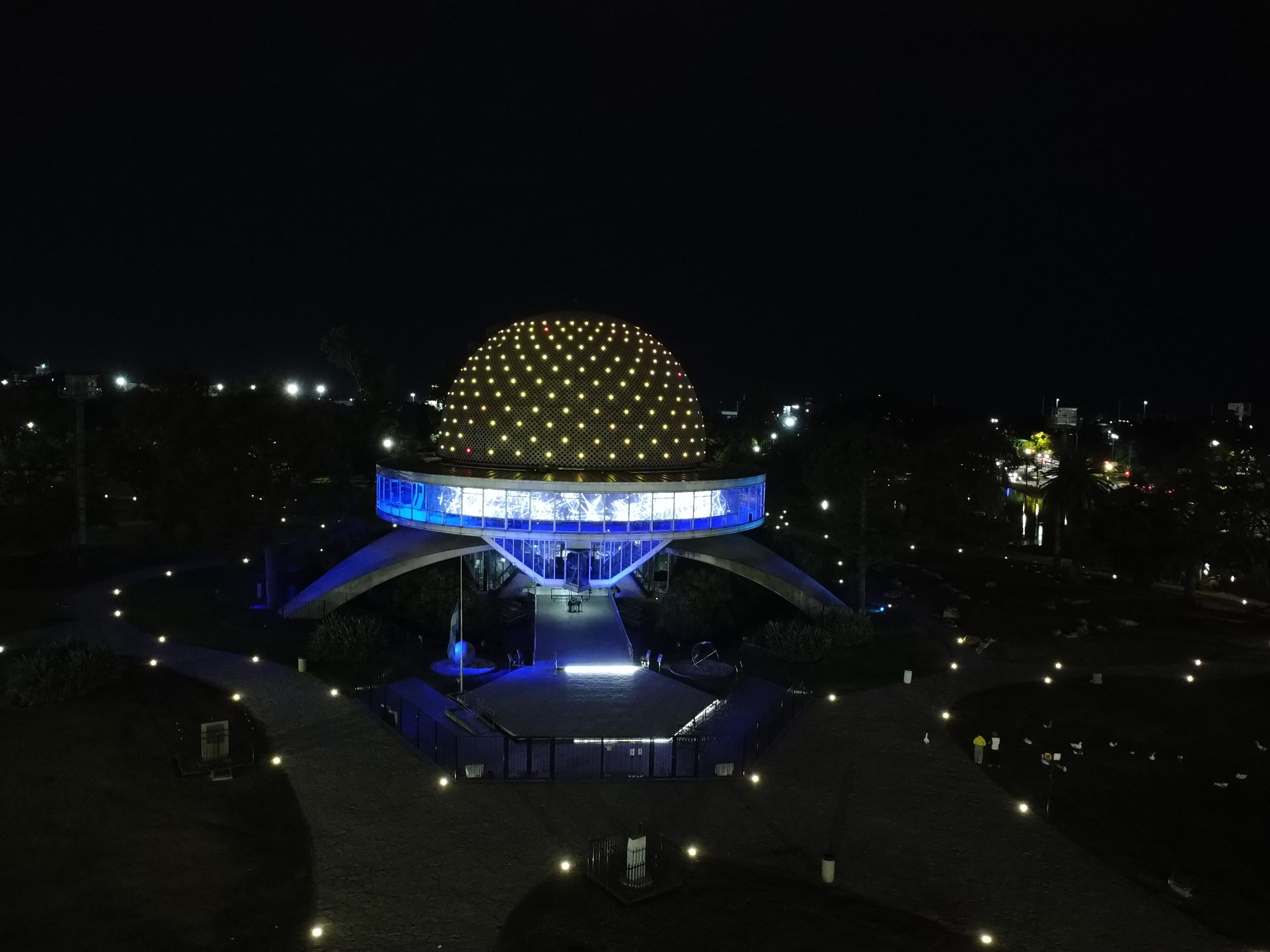Además del Obelisco, se iluminaron el Planetario y el Monumento a los españoles (Crédito: RS Fotos)