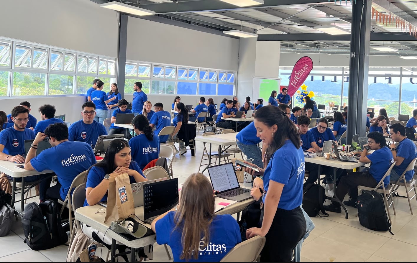 Los participantes resolverán desafÃos inspirados en escenarios reales de ciberseguridad mediante una competencia Capture The Flag. CortesÃa: Universidad Fidélitas