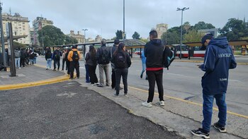 Largas colas en las paradas