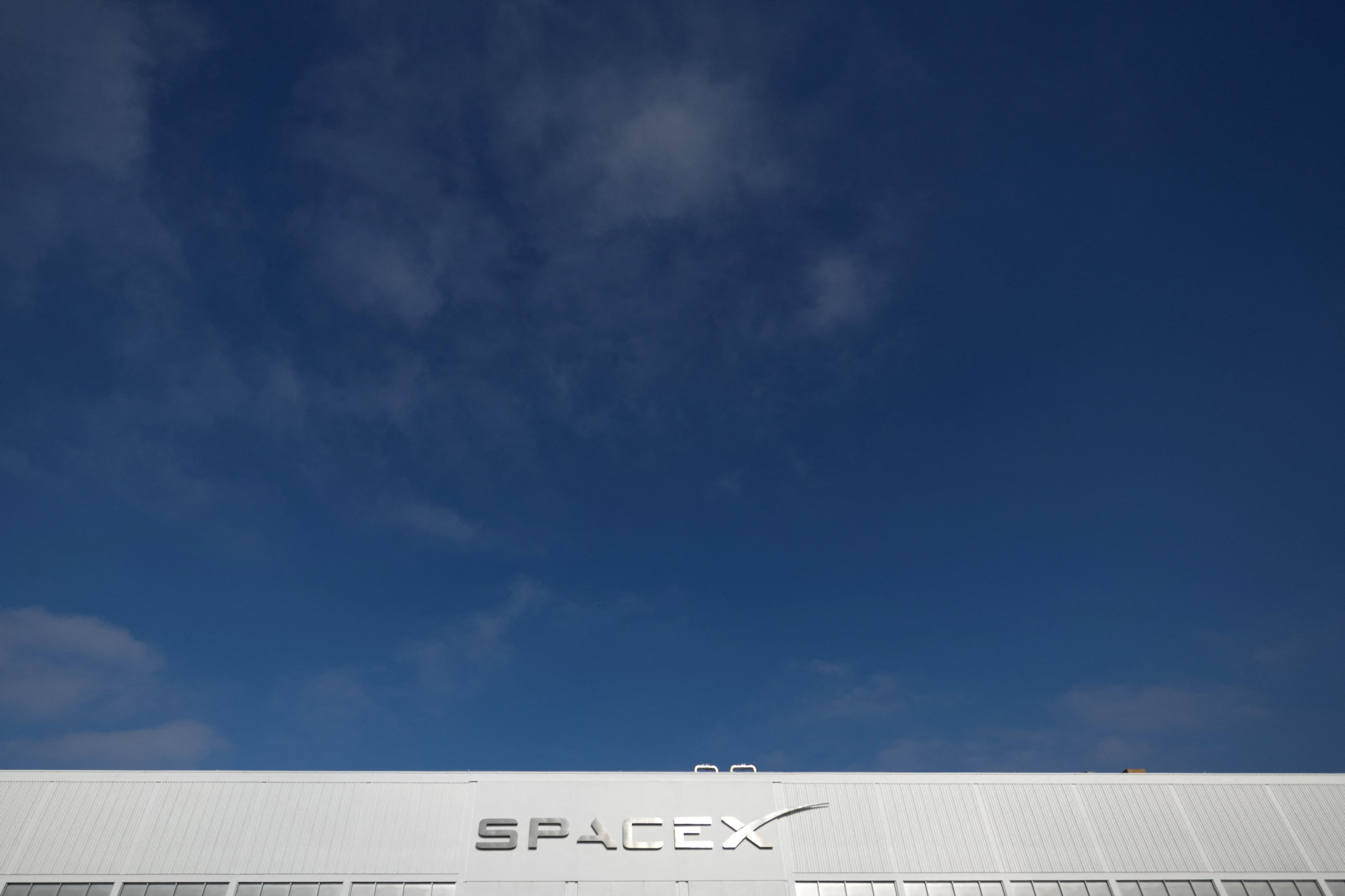 FOTO DE ARCHIVO. El logo de SpaceX en las instalaciones de la compañía en Hawthorne, el día de su salida a bolsa, en California, EEUU. 12 de junio de 2026. REUTERS/Mike Blake