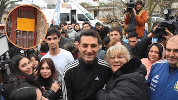 El tierno mensaje que la familia de Lionel Scaloni pegó en la puerta de su casa en Pujato