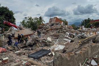 Rescatistas realizan este domingo labores de búsqueda en los escombros del edificio Torres del Limonar, destruido por el terremoto del pasado lunes, en Cali - crédito Mario Baos/EFE