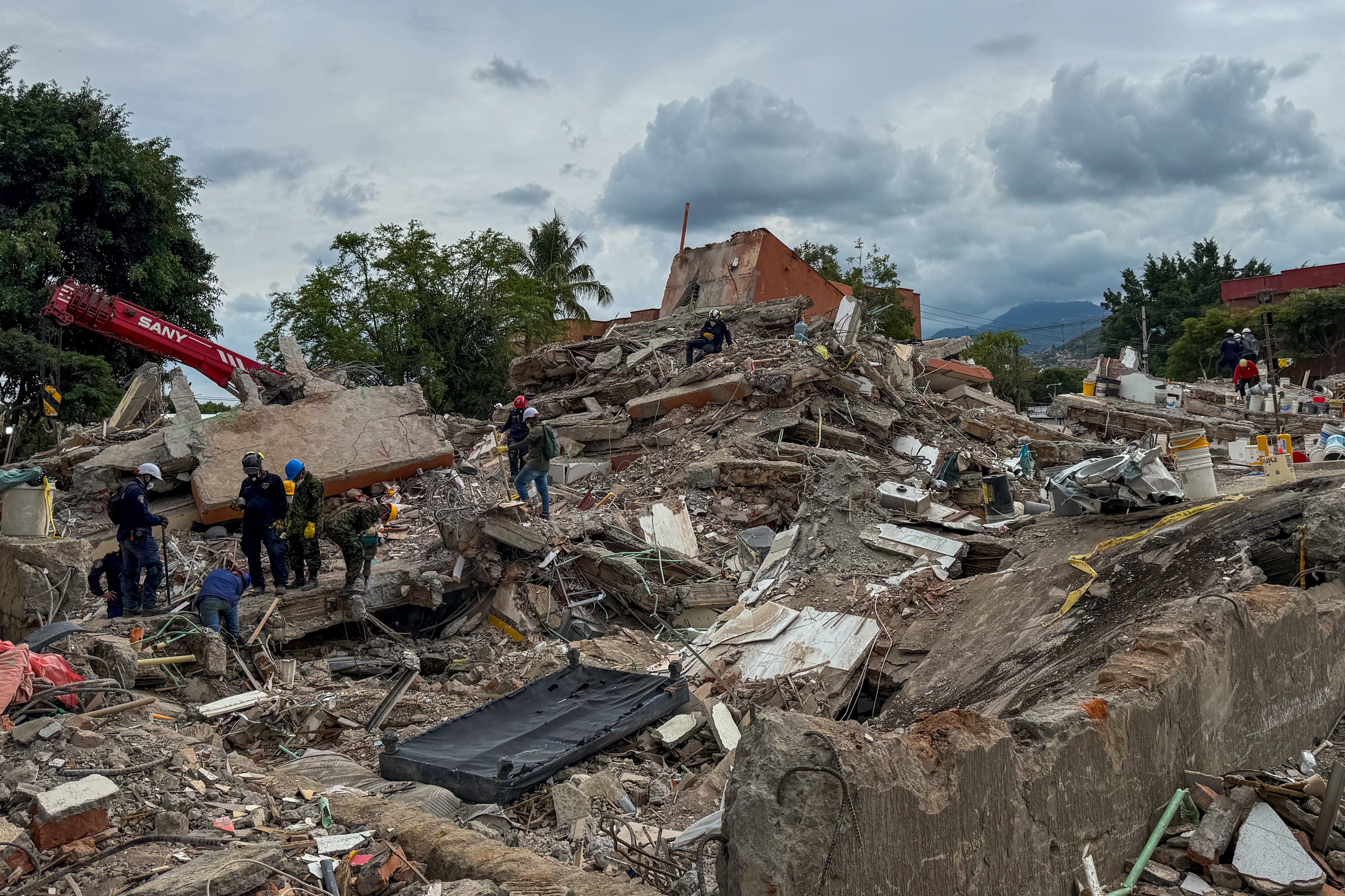 Rescatistas realizan este domingo labores de búsqueda en los escombros del edificio Torres del Limonar, destruido por el terremoto del pasado lunes, en Cali - crédito Mario Baos/EFE
