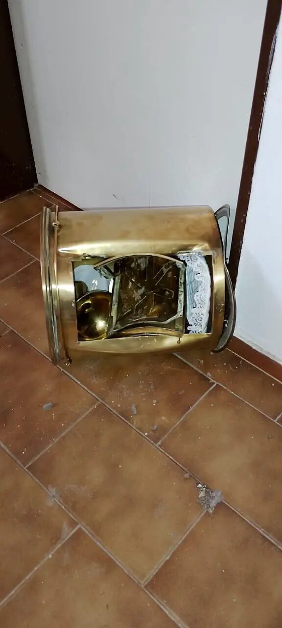 Los delincuentes entraron por el baño y forzaron la puerta de la sacristía (Foto: Carlos Paz Vivo)
