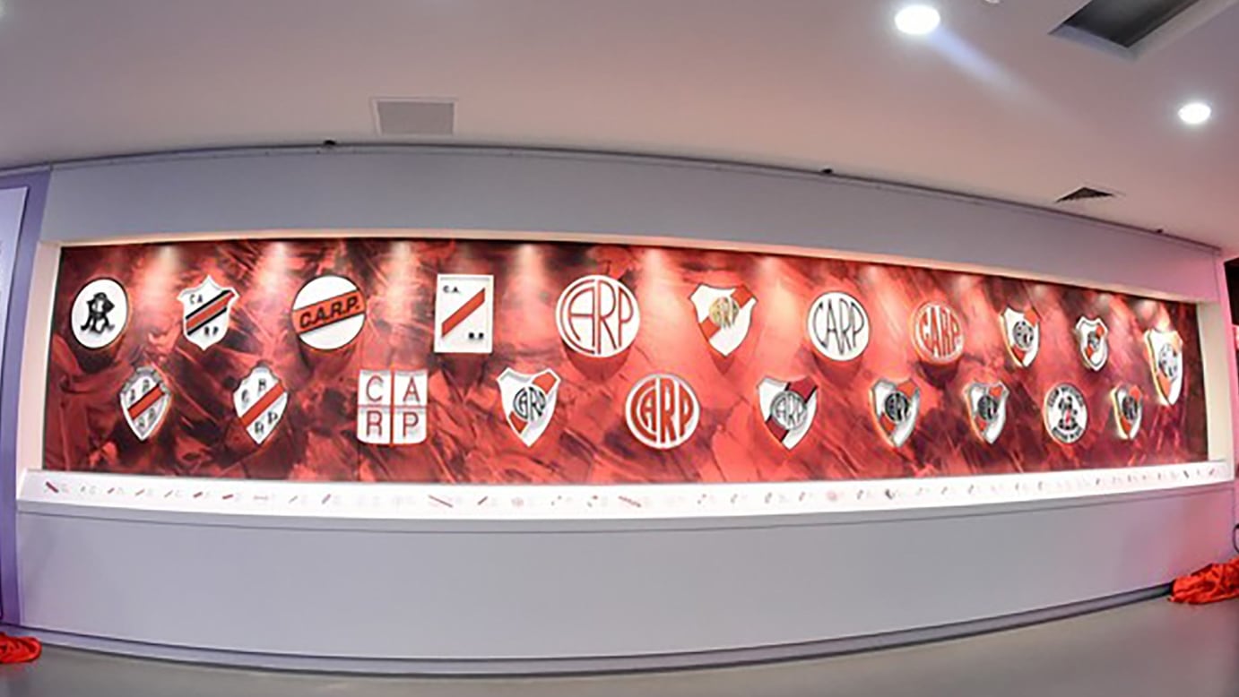 Los históricos escudos de River Plate son exhibidos en el Museo River, ofreciendo a los visitantes un recorrido visual por la evolución de la identidad (Foto: Museo River)