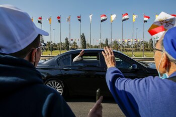 El Papa Francisco saluda a