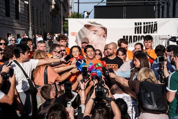 La portavoz del Sindicato de Inquilinas, Alicia del Río, durante una manifestación para denunciar el desahucio de Maricarmen Abascal. (Matias Chiofalo / Europa Press)