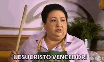Una mujer con camisa morada y delantal verde sostiene un palo de madera. El texto dice '¡JESUCRISTO VENCEDOR!' y el logo de Netflix está visible