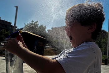 Un joven se refresca en un parque de Getxo, Bizkaia, a 24 de junio de 2026. (EFE/Miguel Toña)