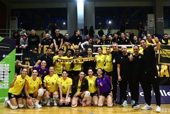 Ángela Leyva y sus compañeras celebrando la clasificación a 16avos de final del Challenge Cup.