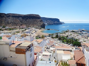Pueblo blanco recogido entre acantilados y besado por el mar atlántico más azul.