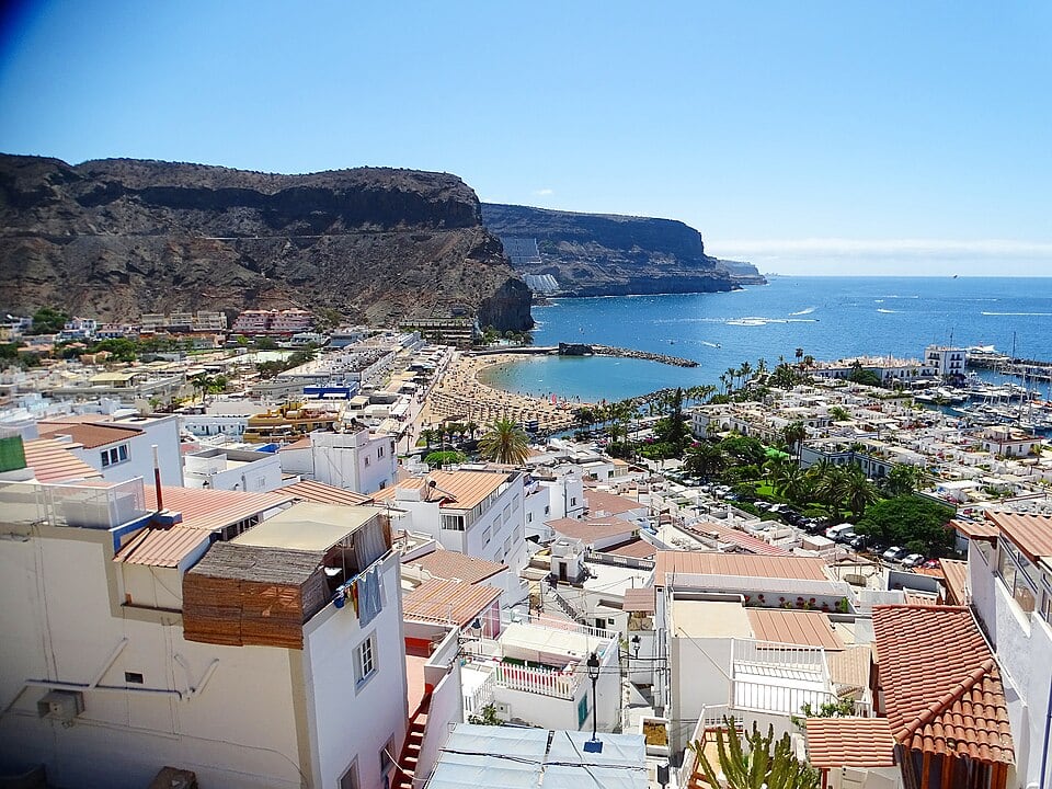 Cada viernes por la mañana el Puerto de Mogán tiene un mercadillo popular donde se incluye ropa, artesanía y comida típica. (Wikimedia/José A.)