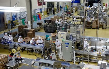 Los empleados que tengan contratos por prestación de servicios, contrato a término fijo o indefinido tendrán el beneficio de la prima de servicios - crédito Luis Jaime Acosta/Reuters