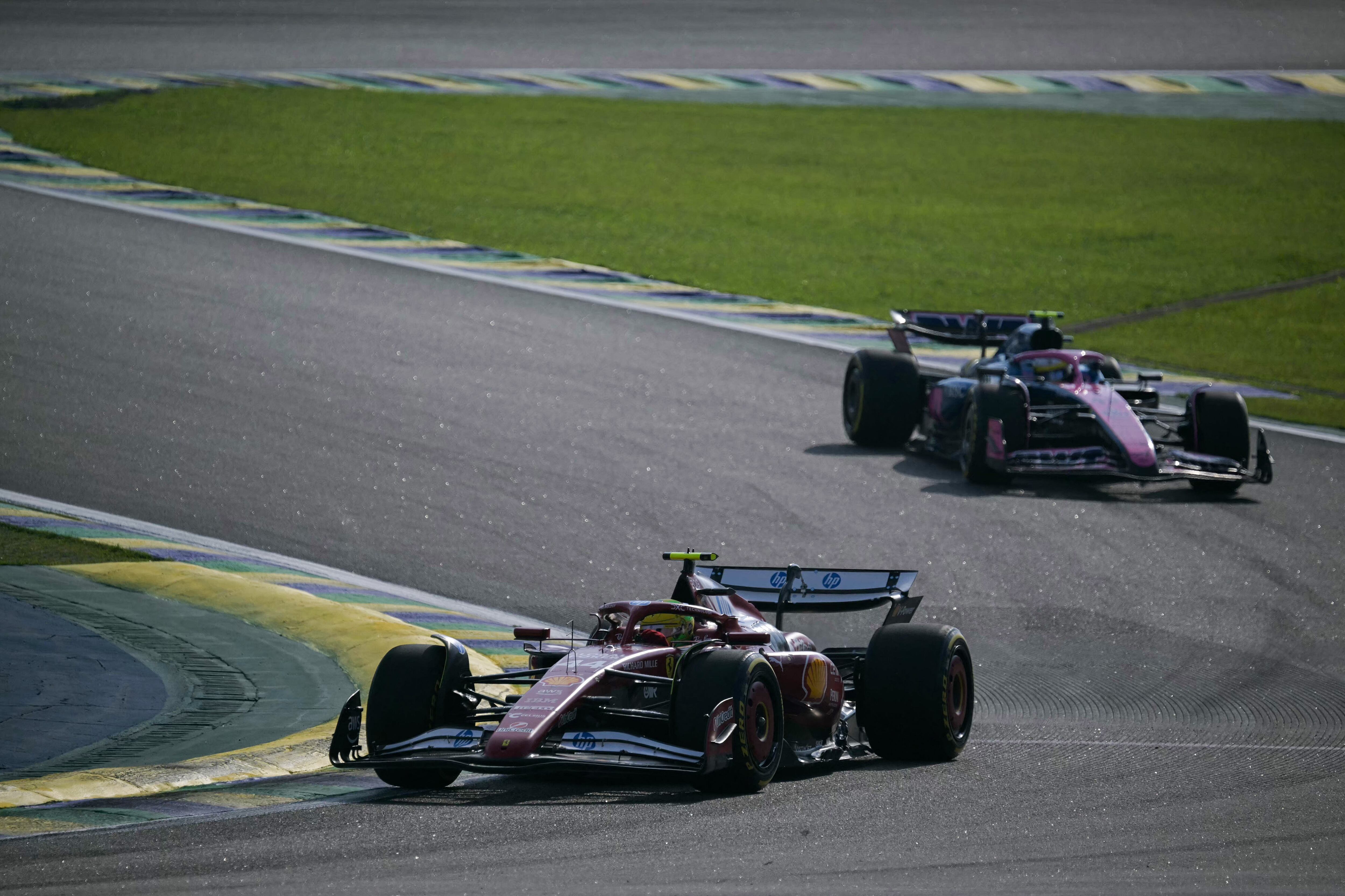 Lewis Hamilton delante de Franco Colapinto durante la clasificación para la carrera Sprint (Photo by Nelson ALMEIDA / AFP)