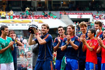 Casillas recibe de manos de