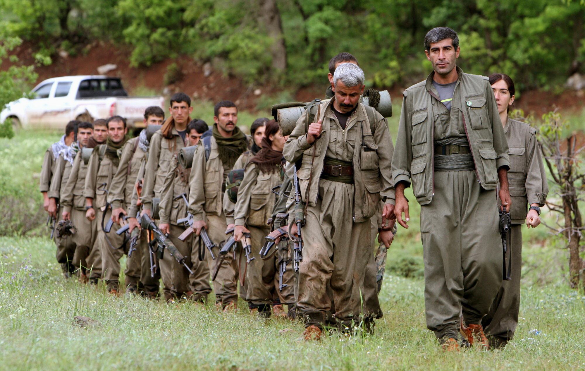 Un grupo de combatientes kurdos armados del Partido de los Trabajadores del Kurdistán (PKK) ingresa al norte de Irak en el área de Heror, al noreste de Dahuk, a 430 kilómetros (260 millas) al noroeste de Bagdad, Irak, el 14 de mayo de 2013. (AP Foto/Ceerwan Aziz, Archivo)