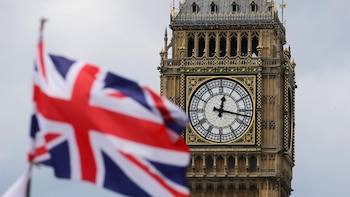 Londres sanciona a una decena